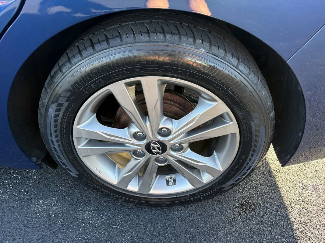 Hyundai Elantra photo 30