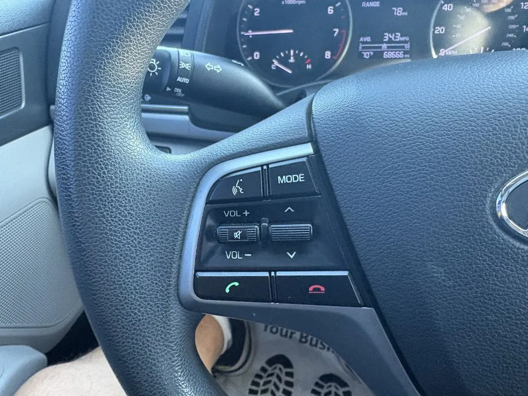 Hyundai Elantra photo 11