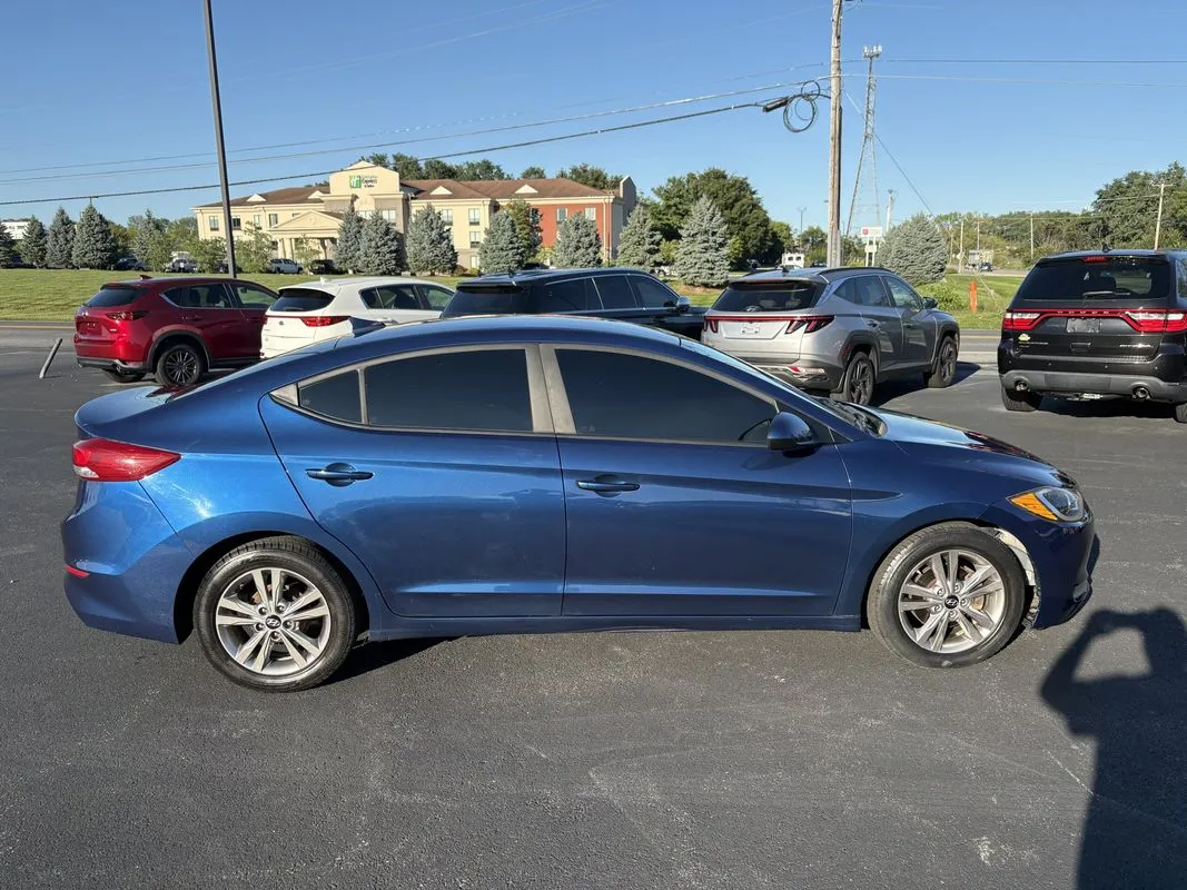 Hyundai Elantra photo 9