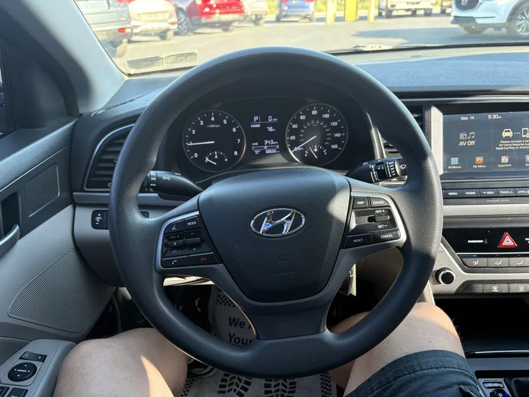 Hyundai Elantra photo 10