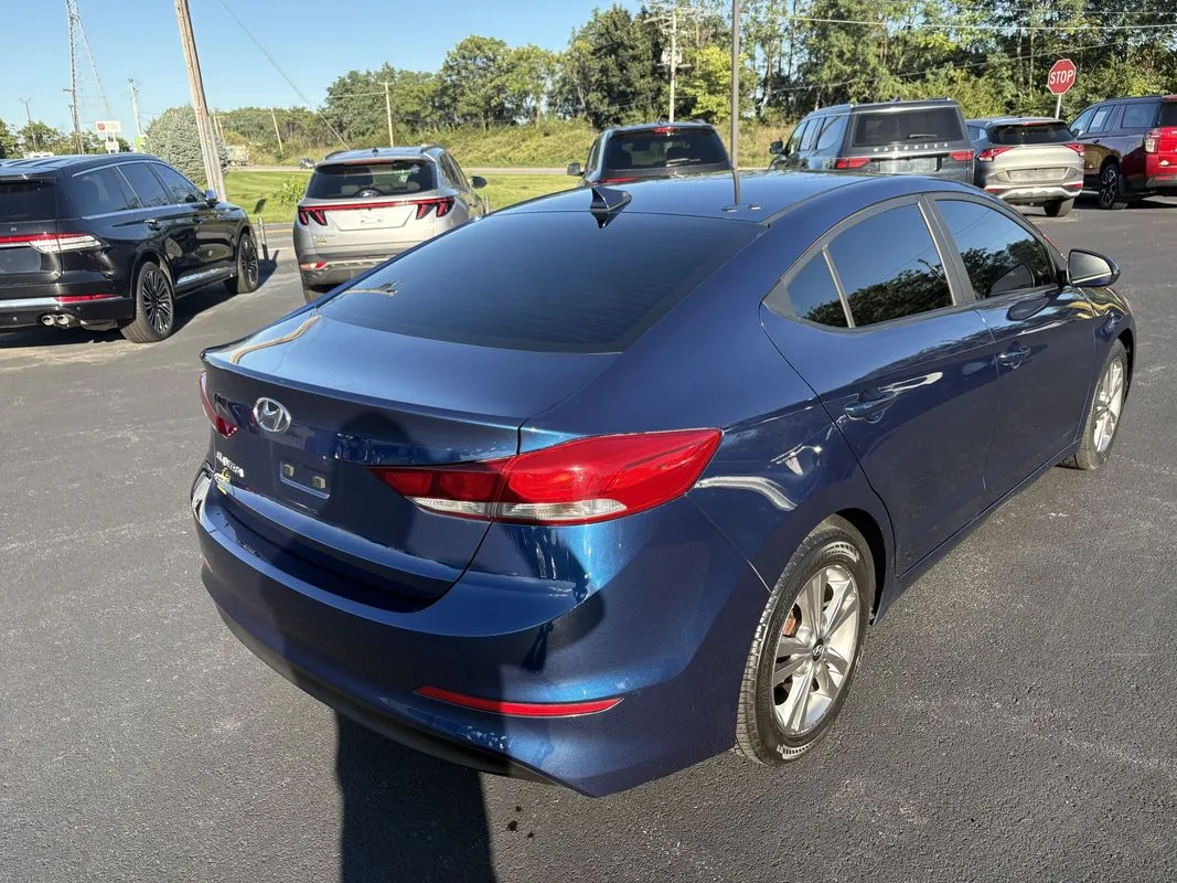 Hyundai Elantra photo 8