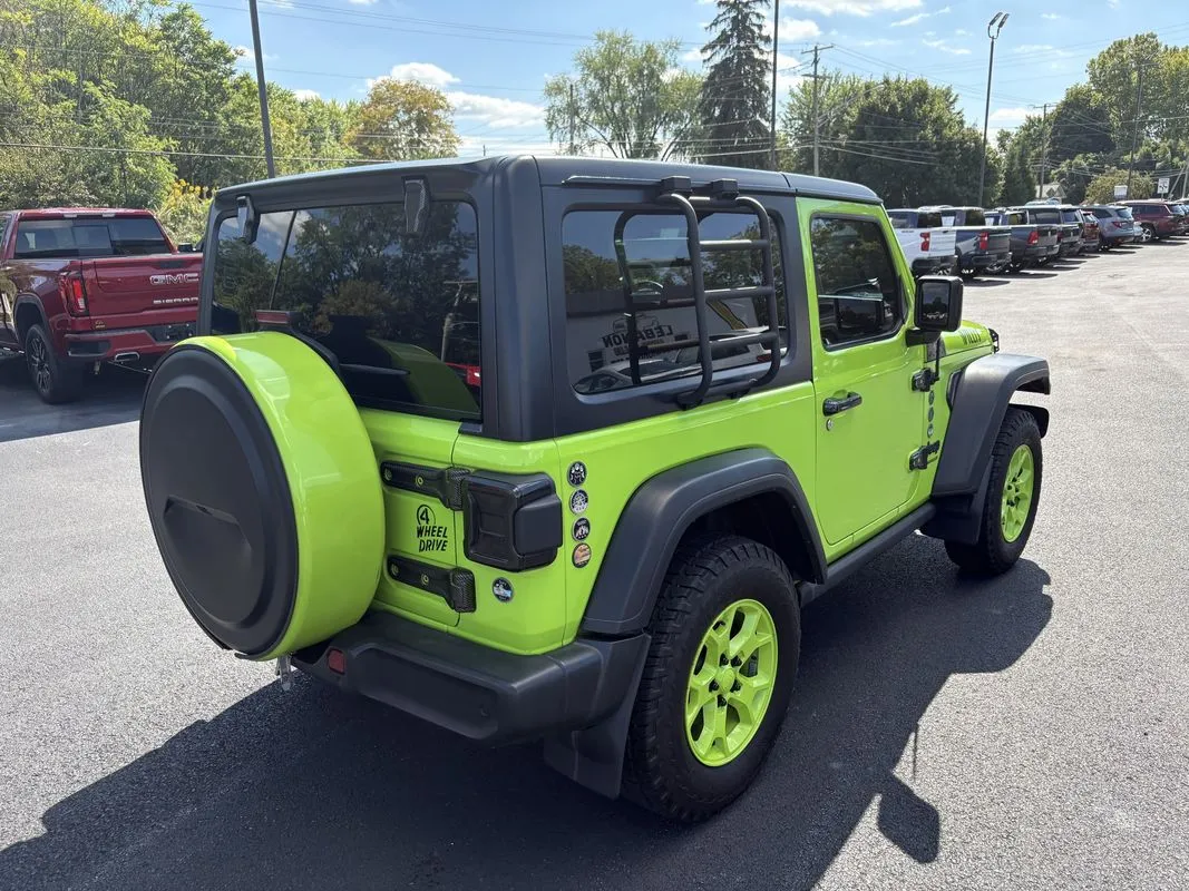 Jeep Wrangler photo 9