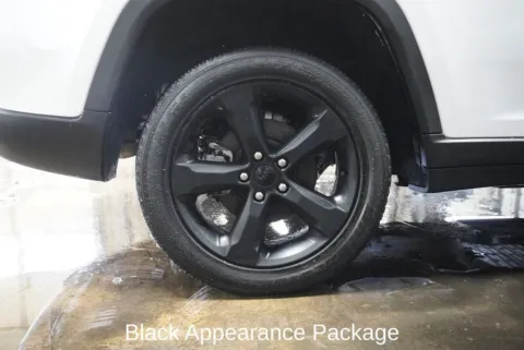 More photos of 2023 Jeep Grand Cherokee Limited at Zeigler Chrysler Dodge Jeep Ram of Plainwell, MI