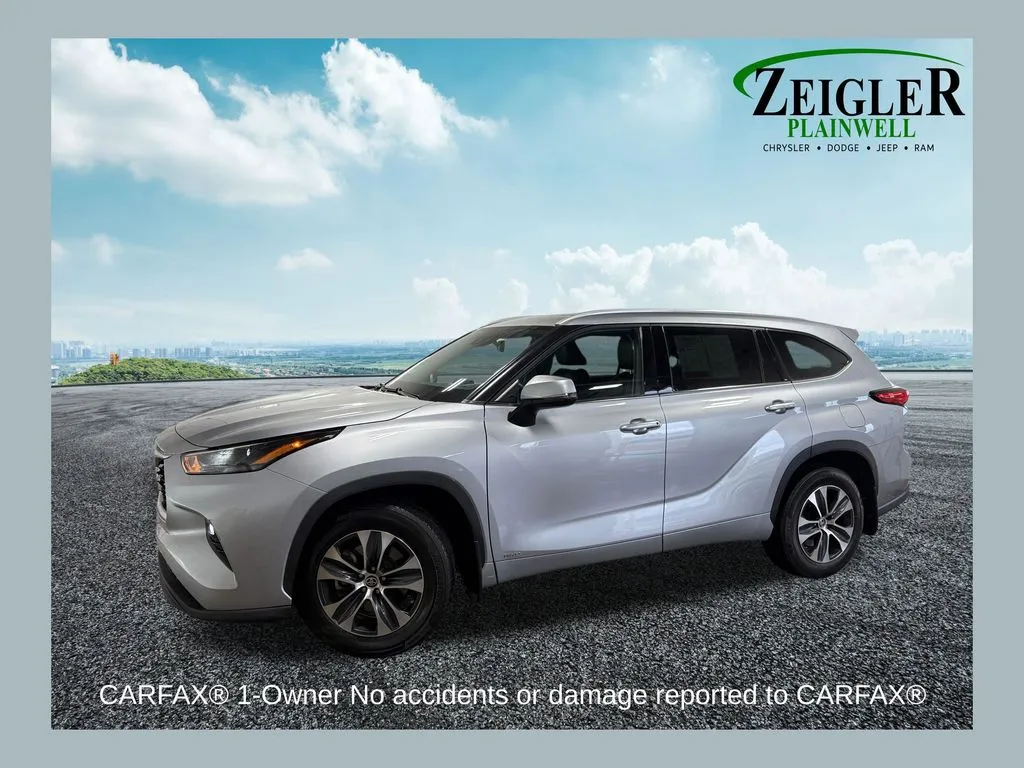 Silver 2022 Toyota Highlander Hybrid XLE for sale in Plainwell, MI