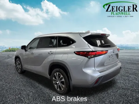 More photos of 2022 Toyota Highlander Hybrid XLE at Zeigler Chrysler Dodge Jeep Ram of Plainwell, MI