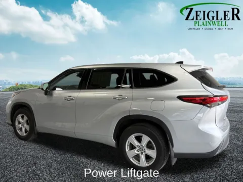 More photos of 2022 Toyota Highlander Hybrid LE at Zeigler Chrysler Dodge Jeep Ram of Plainwell, MI