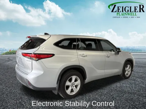 More photos of 2022 Toyota Highlander Hybrid LE at Zeigler Chrysler Dodge Jeep Ram of Plainwell, MI