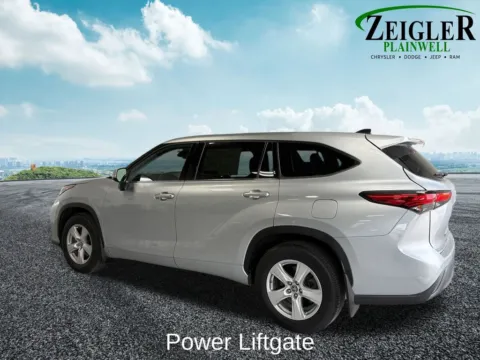 More photos of 2022 Toyota Highlander Hybrid LE at Zeigler Chrysler Dodge Jeep Ram of Plainwell, MI