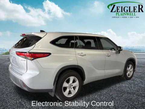 More photos of 2022 Toyota Highlander Hybrid LE at Zeigler Chrysler Dodge Jeep Ram of Plainwell, MI