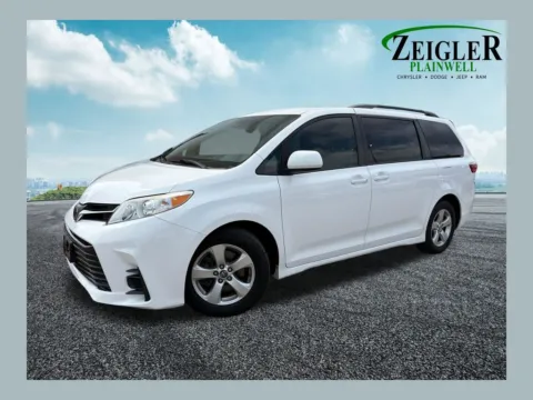 White 2018 Toyota Sienna LE for sale in Plainwell, MI