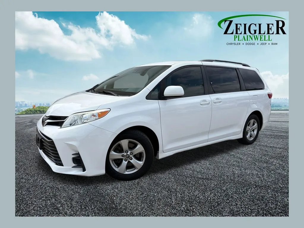 White 2018 Toyota Sienna LE for sale in Plainwell, MI