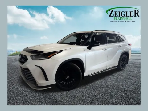 White 2024 Toyota Highlander XSE for sale in Plainwell, MI