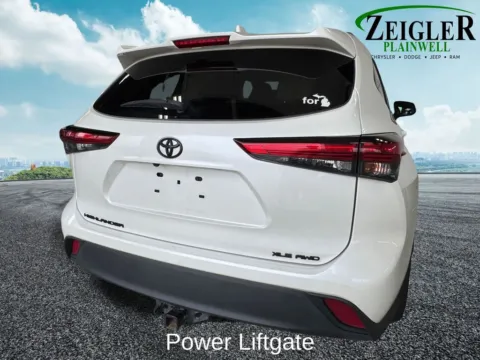 More photos of 2020 Toyota Highlander XLE at Zeigler Chrysler Dodge Jeep Ram of Plainwell, MI