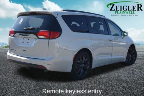 More photos of 2020 Chrysler Pacifica Touring at Zeigler Chrysler Dodge Jeep Ram of Plainwell, MI