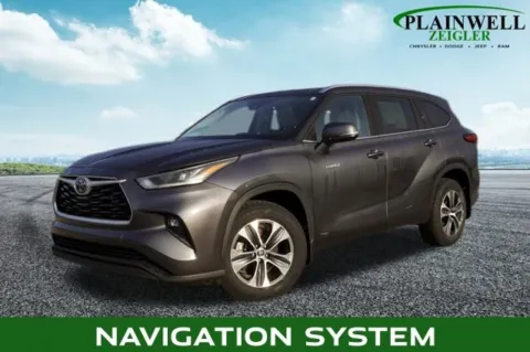 Gray 2021 Toyota Highlander Hybrid XLE for sale in Plainwell, MI