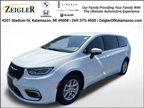 White 2023 Chrysler Pacifica Touring L for sale in Kalamazoo, MI