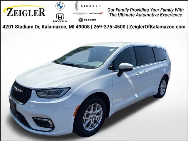 White 2023 Chrysler Pacifica Touring L for sale in Kalamazoo, MI