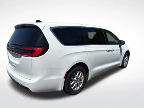 More photos of 2023 Chrysler Pacifica Touring L at Zeigler BMW of Kalamazoo, MI