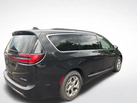 More photos of 2023 Chrysler Pacifica Limited at Zeigler BMW of Kalamazoo, MI