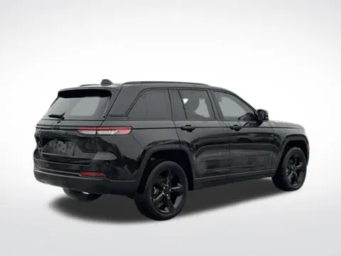More photos of 2023 Jeep Grand Cherokee Altitude at Zeigler BMW of Kalamazoo, MI