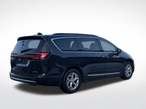 More photos of 2023 Chrysler Pacifica Limited at Zeigler BMW of Kalamazoo, MI