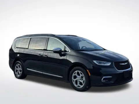 More photos of 2023 Chrysler Pacifica Limited at Zeigler BMW of Kalamazoo, MI