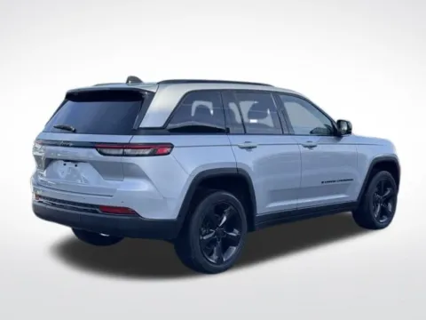 More photos of 2023 Jeep Grand Cherokee Altitude at Zeigler BMW of Kalamazoo, MI