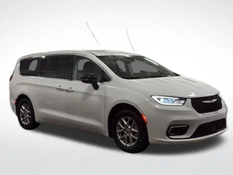 More photos of 2024 Chrysler Pacifica Touring L at Zeigler BMW of Kalamazoo, MI