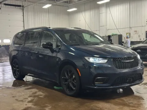 More photos of 2025 Chrysler Pacifica Limited at Zeigler BMW of Kalamazoo, MI