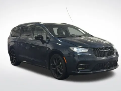 More photos of 2025 Chrysler Pacifica Limited at Zeigler BMW of Kalamazoo, MI