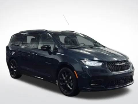 More photos of 2025 Chrysler Pacifica Limited at Zeigler BMW of Kalamazoo, MI