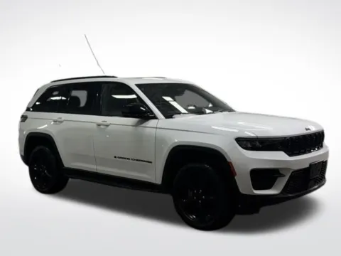 More photos of 2022 Jeep Grand Cherokee Altitude at Zeigler BMW of Kalamazoo, MI