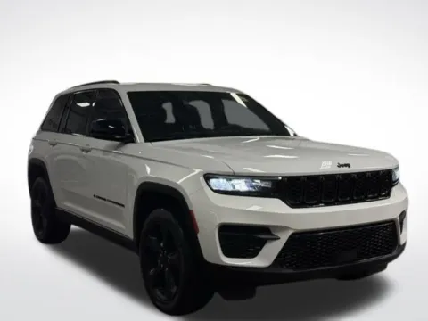 More photos of 2023 Jeep Grand Cherokee Altitude at Zeigler BMW of Kalamazoo, MI