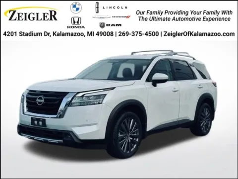 White 2023 Nissan Pathfinder SL for sale in Kalamazoo, MI