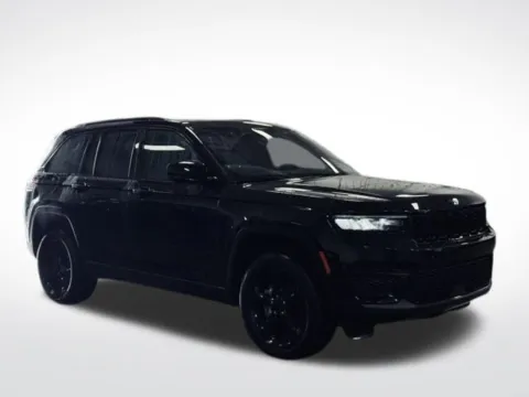 More photos of 2023 Jeep Grand Cherokee Altitude at Zeigler BMW of Kalamazoo, MI