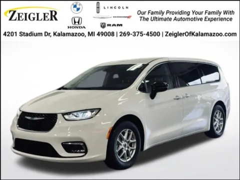 White 2024 Chrysler Pacifica Touring L for sale in Kalamazoo, MI