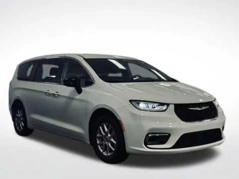 More photos of 2024 Chrysler Pacifica Touring L at Zeigler BMW of Kalamazoo, MI