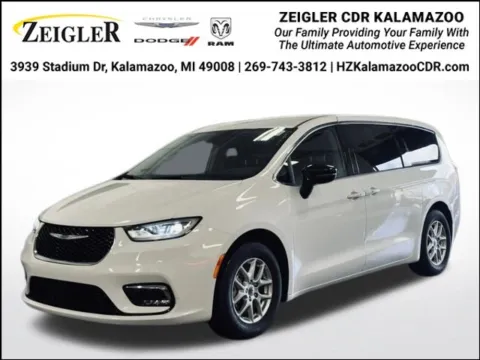 White 2024 Chrysler Pacifica Touring L for sale in Kalamazoo, MI