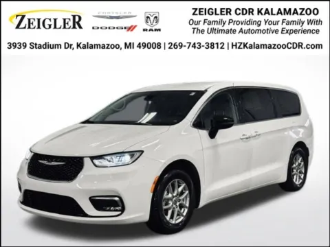 White 2024 Chrysler Pacifica Touring L for sale in Kalamazoo, MI