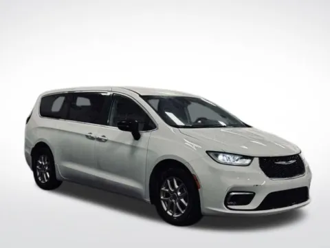 More photos of 2024 Chrysler Pacifica Touring L at Zeigler BMW of Kalamazoo, MI