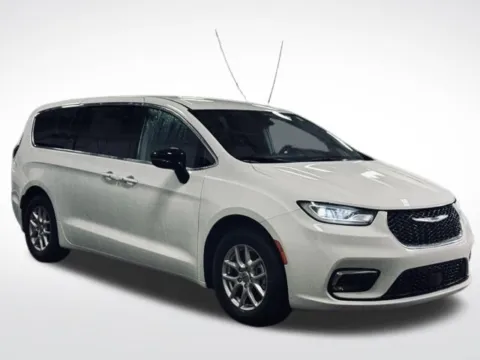 More photos of 2024 Chrysler Pacifica Touring L at Zeigler BMW of Kalamazoo, MI