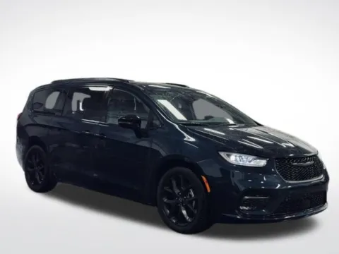 More photos of 2025 Chrysler Pacifica Limited at Zeigler BMW of Kalamazoo, MI