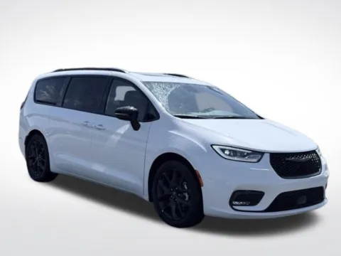 More photos of 2025 Chrysler Pacifica Limited at Zeigler BMW of Kalamazoo, MI