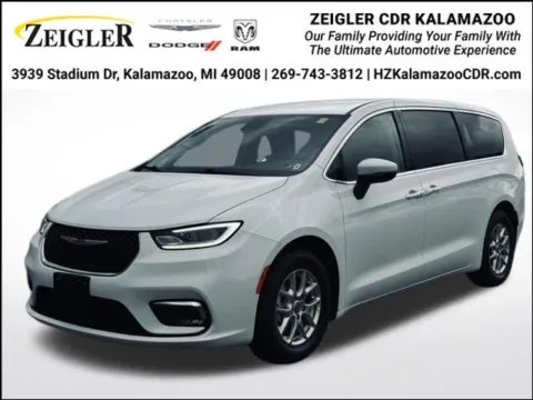 White 2023 Chrysler Pacifica Touring L for sale in Kalamazoo, MI