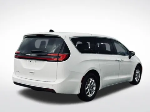 More photos of 2023 Chrysler Pacifica Touring L at Zeigler BMW of Kalamazoo, MI