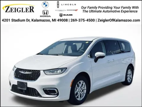 White 2023 Chrysler Pacifica Touring L for sale in Kalamazoo, MI