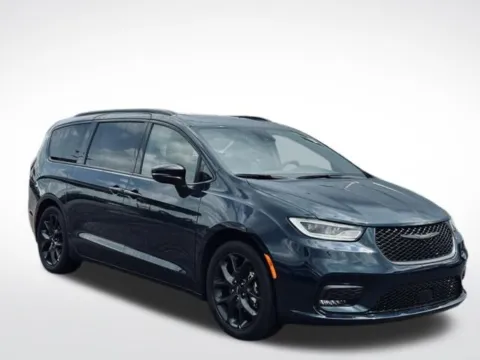 More photos of 2025 Chrysler Pacifica Limited at Zeigler BMW of Kalamazoo, MI
