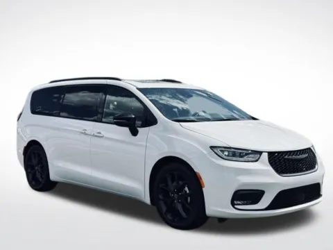 More photos of 2025 Chrysler Pacifica Limited at Zeigler BMW of Kalamazoo, MI