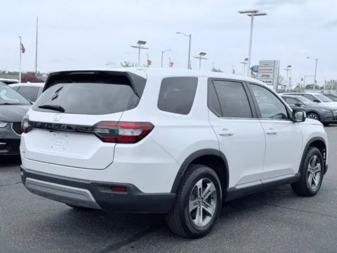 More photos of 2023 Honda Pilot EX-L at Zeigler BMW of Kalamazoo, MI