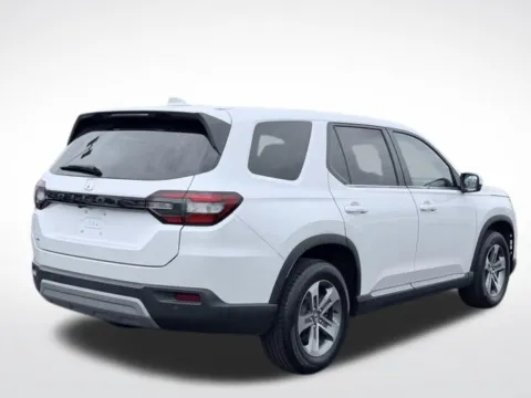 More photos of 2023 Honda Pilot EX-L at Zeigler BMW of Kalamazoo, MI